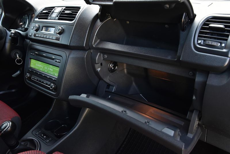 Škoda Fabia 1.2 TSi MONTE CARLO,KLIMA,TEMP - fotka 32 z 43