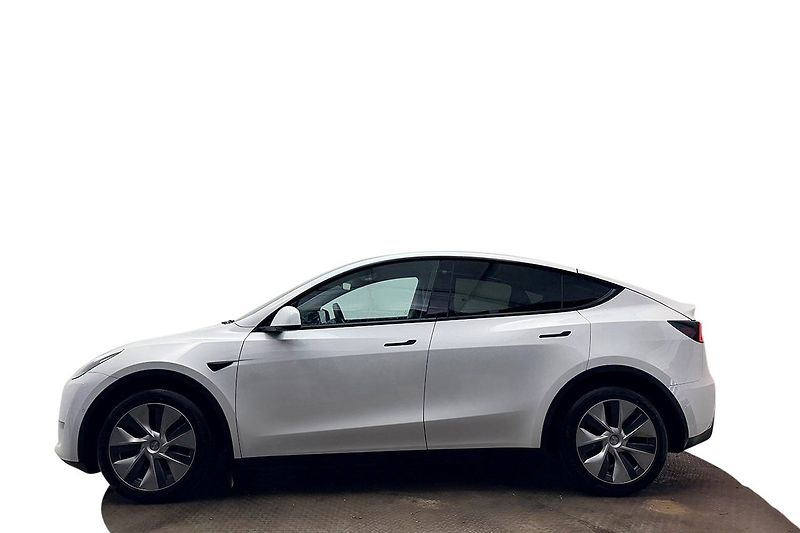 Tesla Model Y Long Range AWD - fotka 5 z 31
