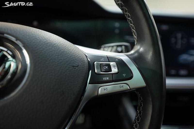 Volkswagen Touareg R-Line 3.0 TDI 210 kW - fotka 22 z 50