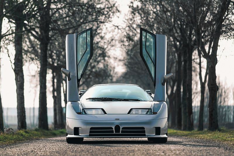 Schumacher si převzetí auta užil se zaměstnanci továrny.