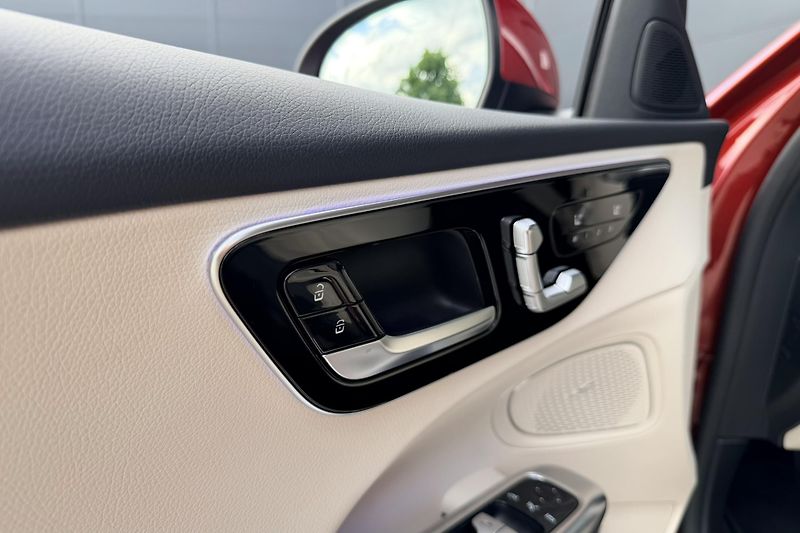Mercedes-Benz Třídy C (2024) C 300 de 4Matic EQ - fotka 24 z 100