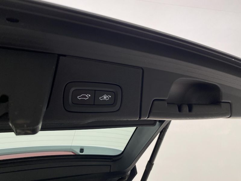 Volvo XC60 D4 AWD R-DESIGN REZERVACE - fotka 30 z 44