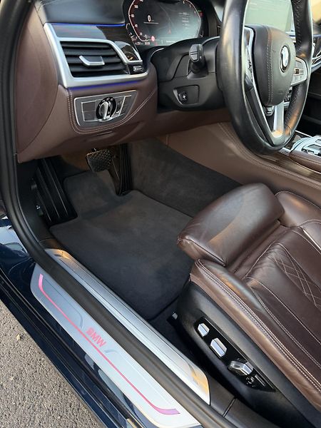 BMW Řada 7 (2020) BMW 750i xDrive 4.4 V8 390 kW  - fotka 22 z 33