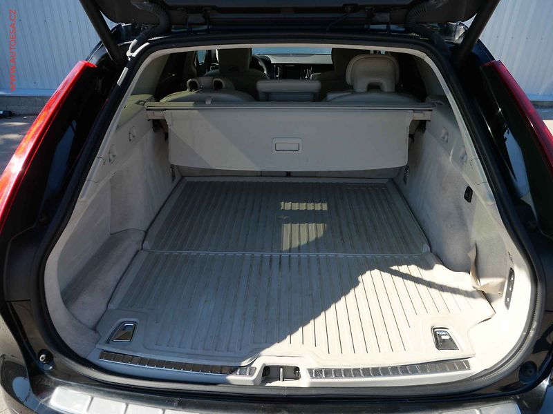 Volvo V90 (2018) 2.0 D5 4x4, Cross Country - fotka 7 z 34