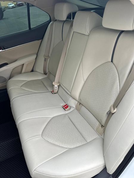 Toyota Camry (2021) 2.5 HEV EXECUTIVE AUTOMAT - fotka 14 z 37
