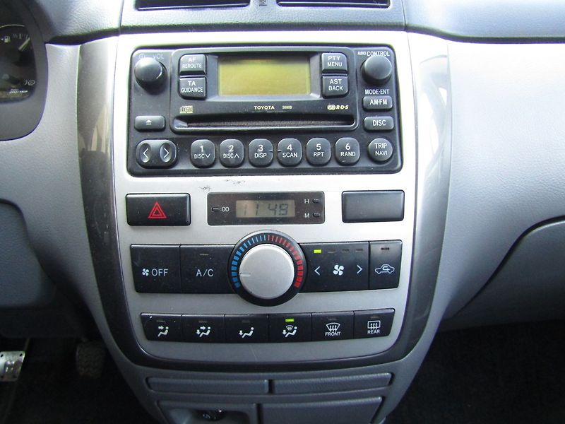 Toyota Avensis Verso (2003) 2.0 D-4D 85kW BEZ KOROZE A DPF - fotka 29 z 30