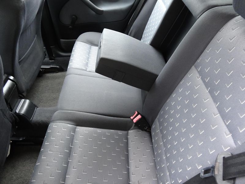 Škoda Octavia Kombi 1.6MPi rezervace - fotka 7 z 11