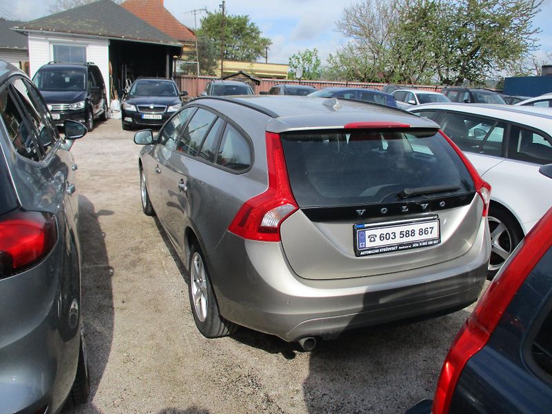 Volvo V60 (2015) combi D4 1,6 TD - fotka 4 z 11