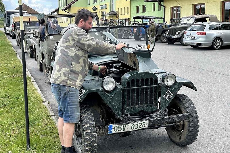 Veterány soutěžící o Zlomenou poloosu při své zastávce v Koutech.