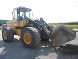 Kolový nakladač Volvo L70B.