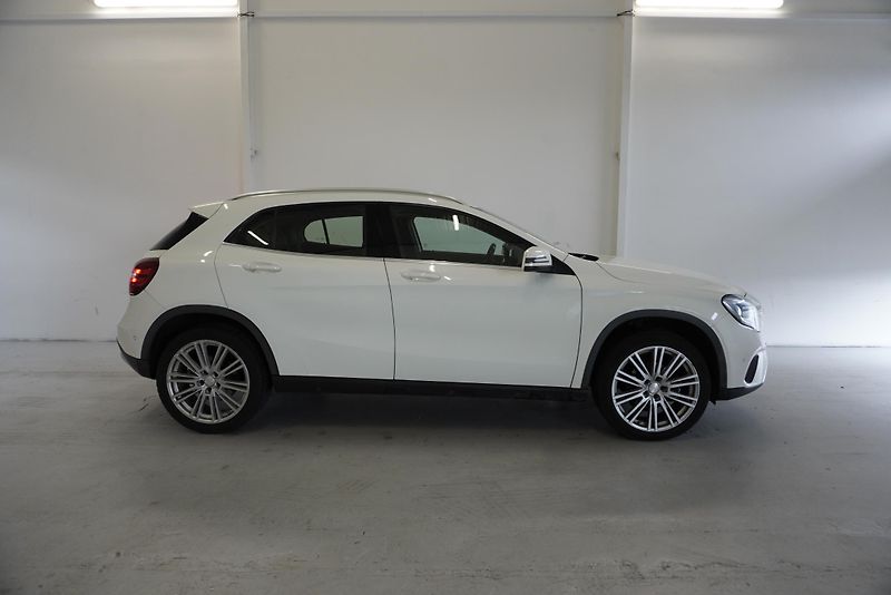 Mercedes-Benz GLA 200 2.2D 100 kW AUTOMAT - fotka 4 z 32