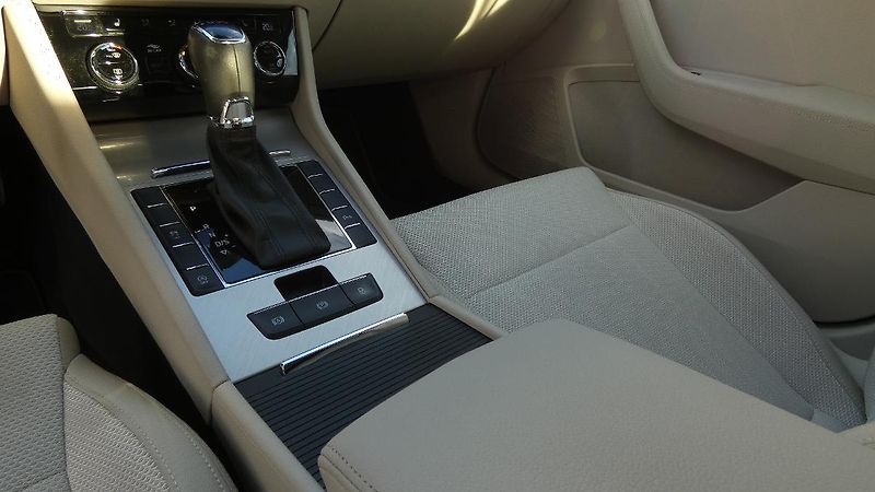 Škoda Superb Combi 2.0 TSI DSG Style - fotka 6 z 24