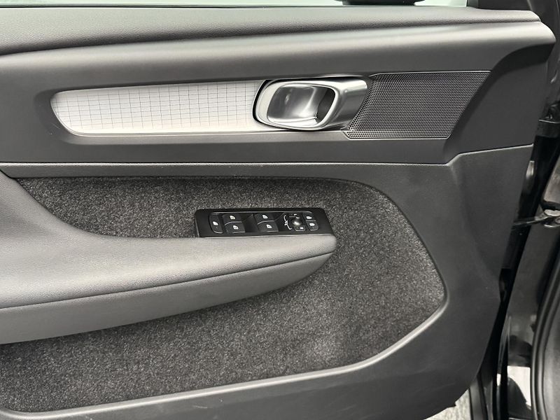 Volvo XC40 T3 MOMENTUM CZ 1.maj - fotka 7 z 31