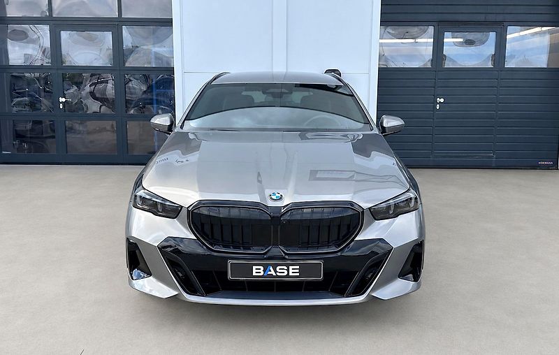 BMW Řada 5 520d xDrive M-Sport PRO - fotka 2 z 37