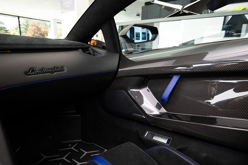 Lamborghini Aventador LP750-4 SV Roadster 1/599 - fotka 15 z 29