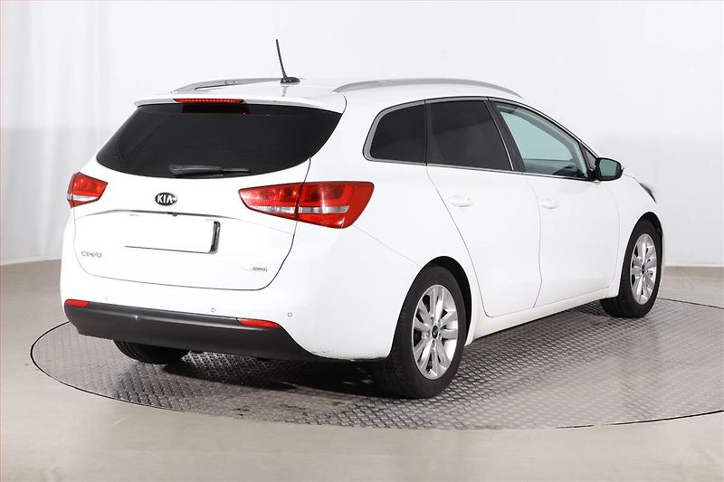 Kia Ceed (2017) Silver 1.6 GDI, Navi, Tempomat - fotka 5 z 23