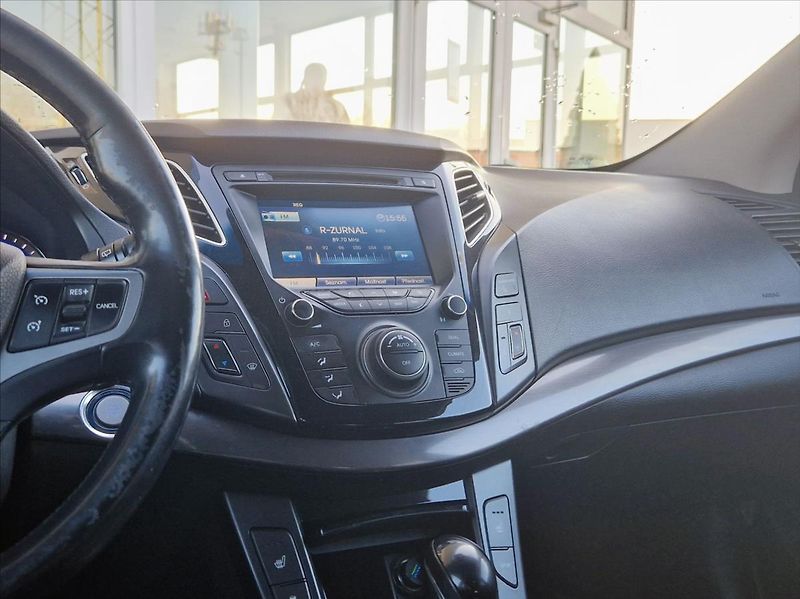 Hyundai i40 1,7 CRDi, Navi, Xenony, Tažné - fotka 22 z 26