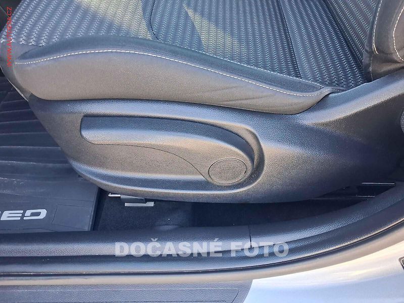 Kia Ceed (2022) 1.5 TGDi, 1.maj,ČR, TOP - fotka 14 z 18