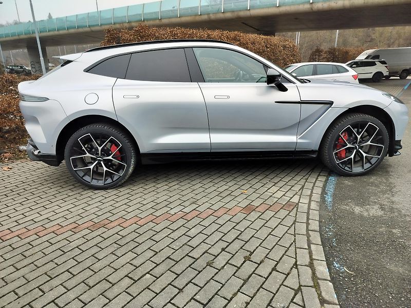 Aston Martin DBX 707 23