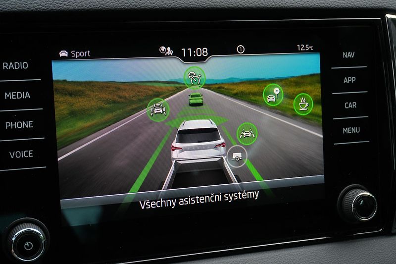 Škoda Karoq 1.5 TSI 110 kW, Kamera,Keyless - fotka 27 z 41