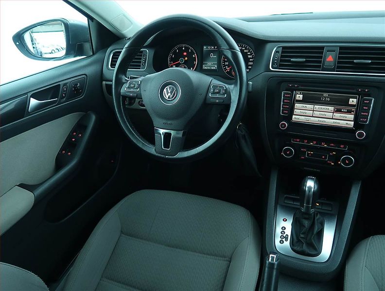 Volkswagen Jetta (2011) 1.4 TSI, Automat, Serv.kniha - fotka 7 z 19
