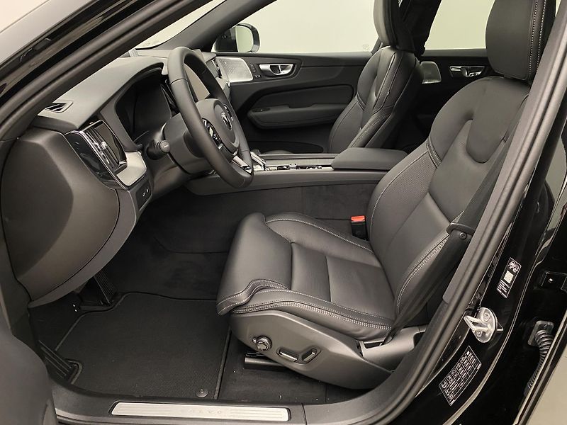 Volvo XC60 T8 AWD BLACK EDITION RECHARGE  - fotka 3 z 47