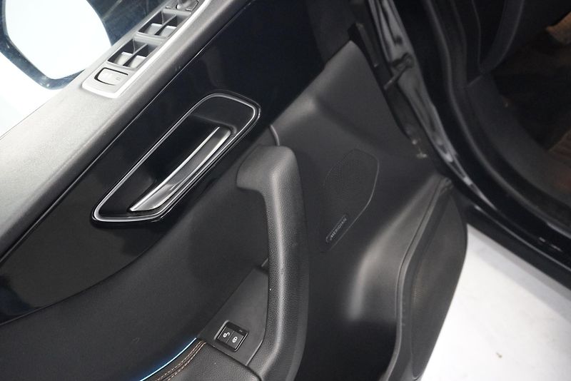 Jaguar F-Pace 3.0D 221 kW 4x4 AUTOMAT 8st. - fotka 11 z 36
