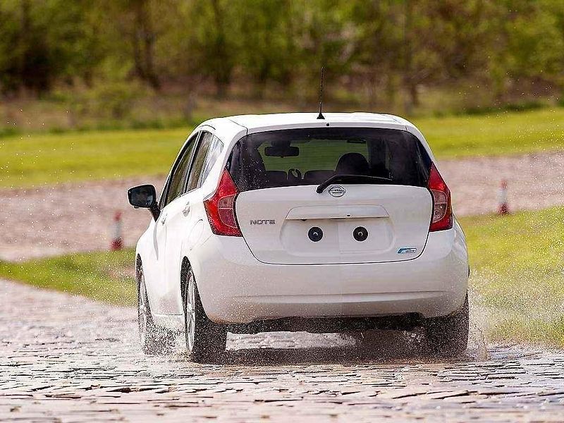 Nissan vyvinul prototyp vozu s nanolakem, který odpuzuje špínu.