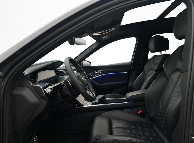 Audi Q8 e-tron 55 Q 360kam Vzduch Tažné Pano  - fotka 12 z 37