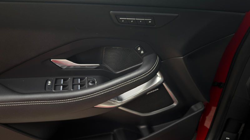 Jaguar E-Pace (2021) 2.0 D200 mHEV AWD R-Dynamic SE - fotka 6 z 9