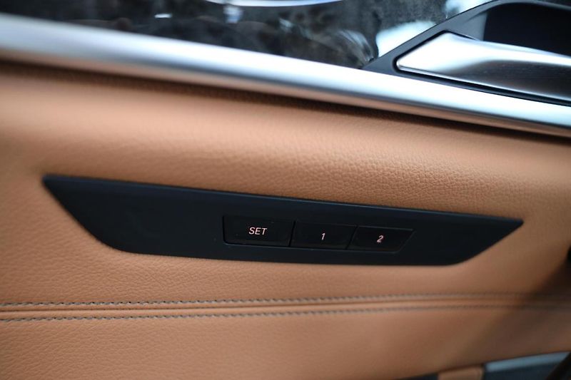 BMW Řada 5 M550i xDrive - fotka 25 z 30