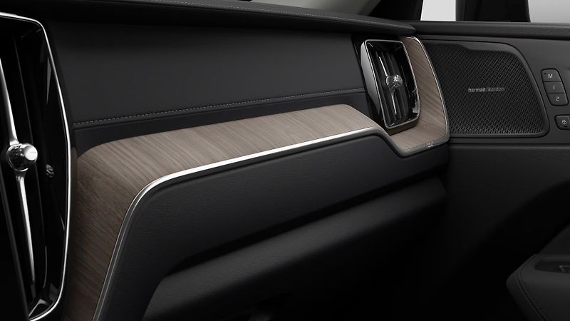 Volvo XC60 (2026) ULTRA DARK, B5 AWD, 184+10 kW - fotka 9 z 12