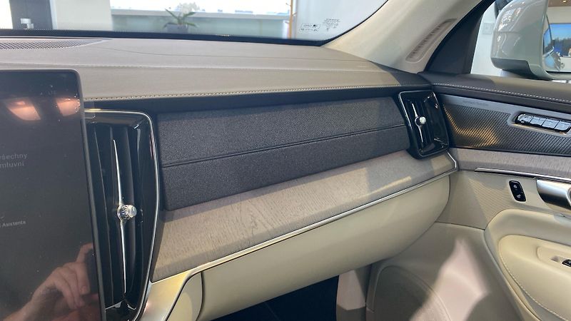 Volvo XC90 (2025) ULTRA BRIGHT, T8 AWD, 228+107 - fotka 10 z 15