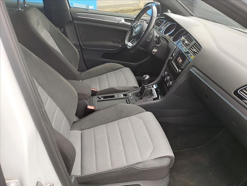 Volkswagen Golf 2,0 TDi 110KW R-Line - fotka 8 z 17