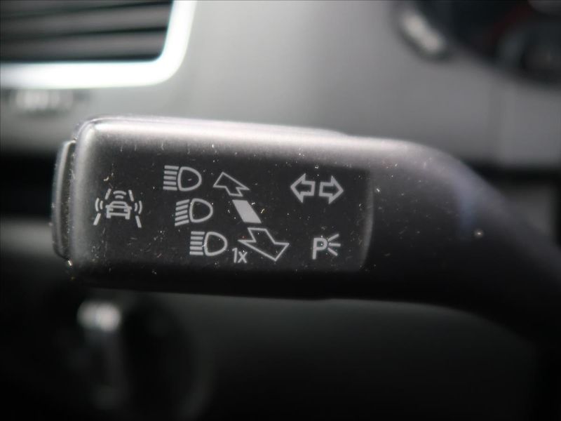 Volkswagen Sharan 2,0 TDI Highline LED panorama - fotka 20 z 39