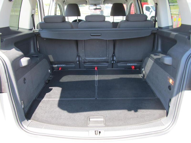 Volkswagen Touran (2011) 2.0TDI 7 míst  - fotka 37 z 60