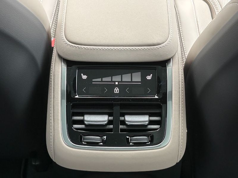 Volvo XC90 Plus Bright T8 299kW - fotka 23 z 26