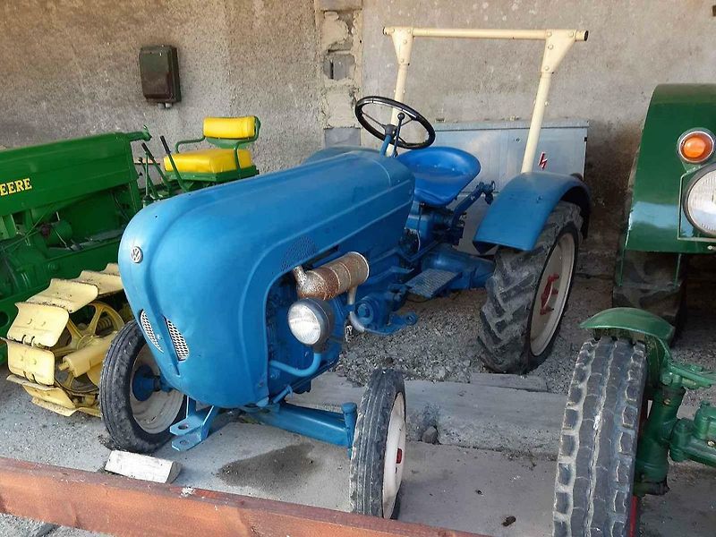 Porsche vyráběl také traktory. Na snímku je Porsche Junior Diesel na zemědělském festivalu Mathaisemarkt v roce 2015.
