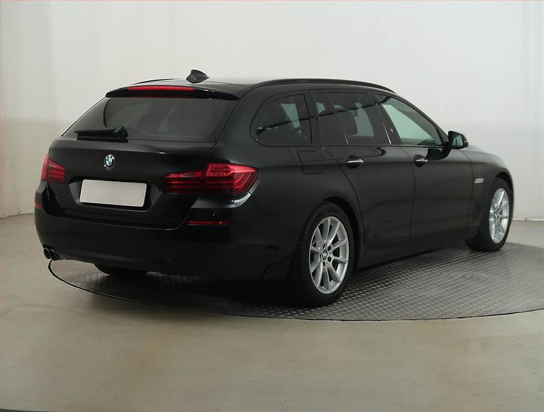 BMW Řada 5 (2014) 530d xDrive, 4X4, Automat - fotka 5 z 17