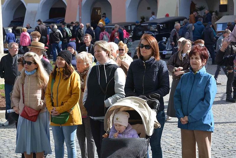 Automobiloví a motocykloví veteráni se vydali v neděli na tradiční jízdu Ze zámku na hrad. Start byl na Horním náměstí v Přerově, kde si lidé užili bohatý program.