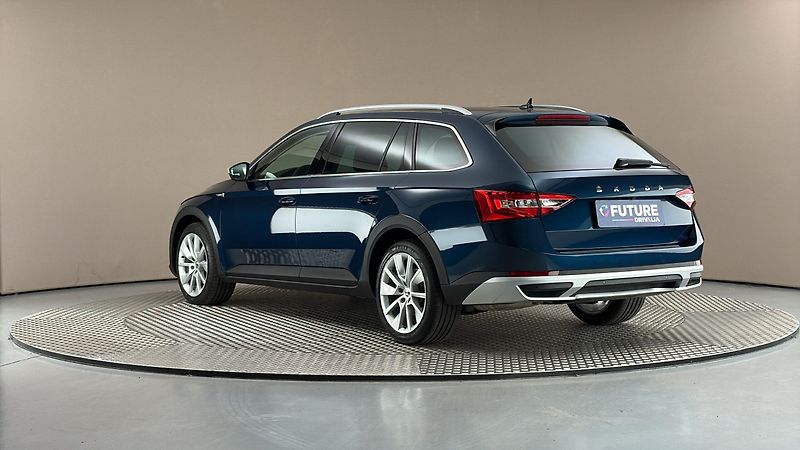 Škoda Superb 2.0 TDI DSG 4x4 Scout Combi - fotka 2 z 34