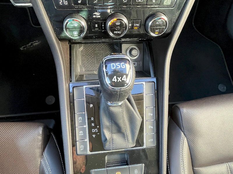 Škoda Superb (2019) 2.0 TDI 140kW L&K 4x4 DSG - fotka 18 z 27
