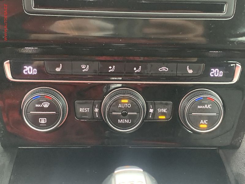Volkswagen Passat (2015) 2.0 TDi, R-Line, DSG, LED - fotka 18 z 22