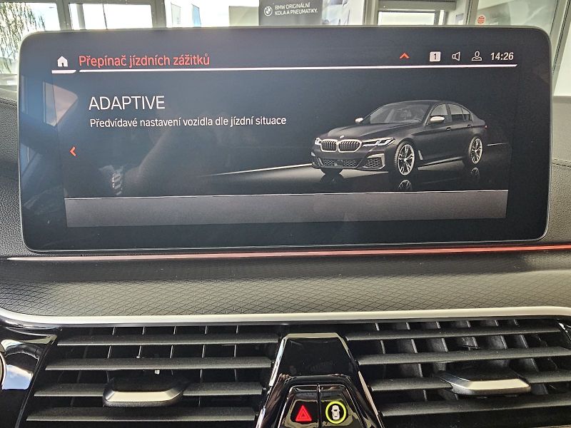 BMW Řada 5 M550i xDrive - fotka 29 z 32