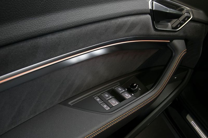 Audi e-tron 55 300kW Sline BlackEd Pano TZ - fotka 21 z 44