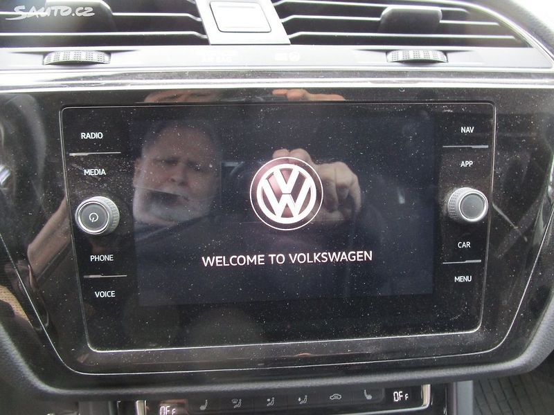 Volkswagen Touran 1,2TSI-81KW-NOVÁ STK+OLEJ - fotka 21 z 31