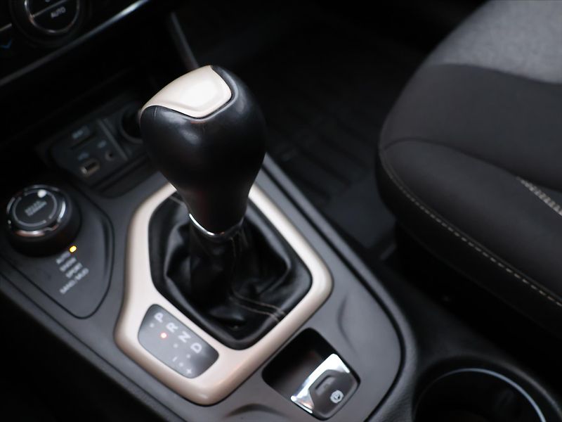 Jeep Cherokee 2,0 CRDI 125kW Aut. 4x4 - fotka 22 z 31