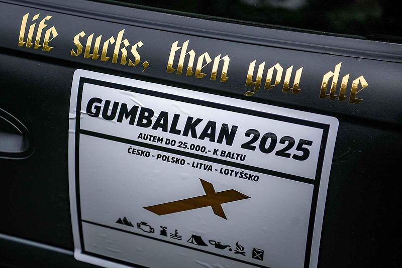 Pohřební automobil pořadatelů závodu Gumbalkan, 4. července 2025, Ostrava.
