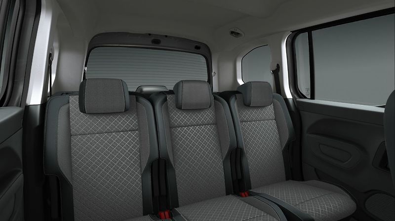 Opel Combo (2026) L1 El. Plus 1.5 CDTI 130k AT8 - fotka 8 z 11