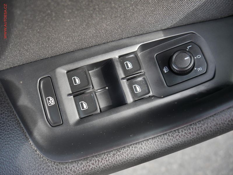 Volkswagen Passat (2015) 2.0TDi, AC, LED, park.asist - fotka 17 z 24